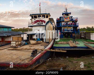 Santa Rosa, Peru - Mar 24, 2018: Sonnenaufgang über dem Amazonas und die Ladung Boot im Hafen warten. Stockfoto