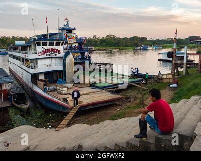 Santa Rosa, Peru - Mar 24, 2018: Sonnenaufgang über dem Amazonas und die Ladung Boot im Hafen warten. Stockfoto