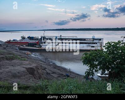 Caballococha, Peru - 21. September 2018: Eine Passagierfähre und Fracht auf dem Amazonas Stockfoto