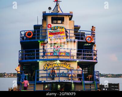 Santa Rosa, Peru - Mar 24, 2018: Sonnenaufgang über dem Amazonas und die Ladung Boot im Hafen warten. Stockfoto