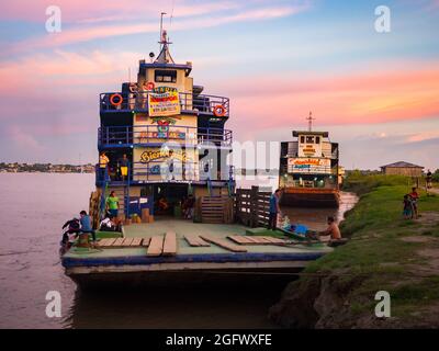 Santa Rosa, Peru - Mar 24, 2018: Sonnenaufgang über dem Amazonas und die Ladung Boot im Hafen warten. Stockfoto