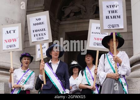 Demonstranten während eines Protestes von Mitgliedern der Extinction Rebellion an der Bank of England in der City of London. Bilddatum: Freitag, 27. August 2021. Stockfoto