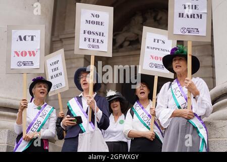 Demonstranten während eines Protestes von Mitgliedern der Extinction Rebellion an der Bank of England in der City of London. Bilddatum: Freitag, 27. August 2021. Stockfoto