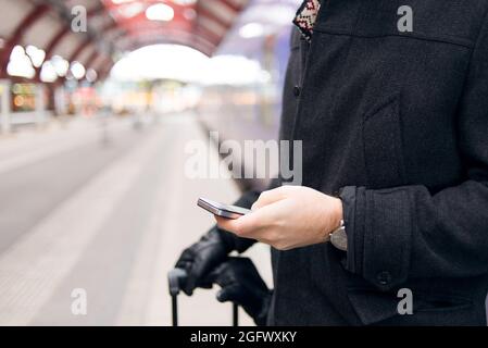 Mann, der am Bahnhof telefoniert Stockfoto