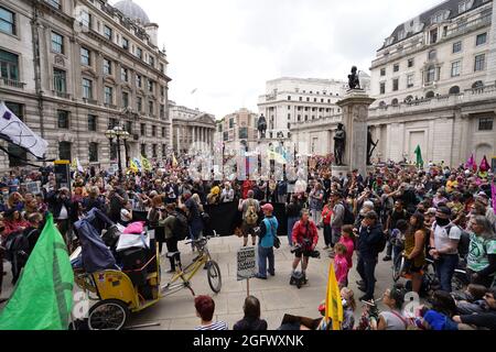 Demonstranten während eines Protestes von Mitgliedern der Extinction Rebellion an der Bank of England in der City of London. Bilddatum: Freitag, 27. August 2021. Stockfoto