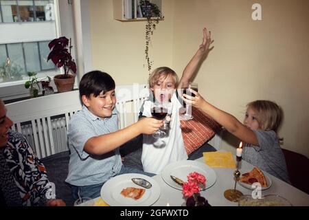 Kinder toasten zu Hause Stockfoto