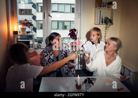 Lächelnde Frauen, die anstoßen Stockfoto