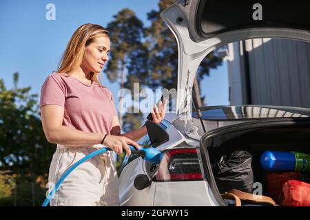 Ladestation Elektroauto Mann Stockfoto