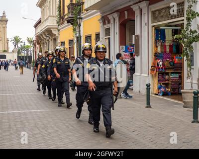 Lima, Peru - Dezember 2019: Polizisten in den Helmen auf den Straßen von Lima. Policia. Südamerika. Stockfoto