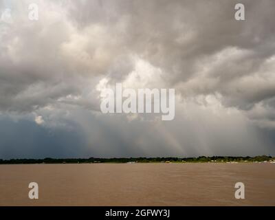 Sturmwolken über dem Amazonas-Fluss in den Regenwäldern - grüne Lungen der Welt, Amazonas. Grenze von Peru, Kolumbien und Brasilien. Südamerika. Stockfoto