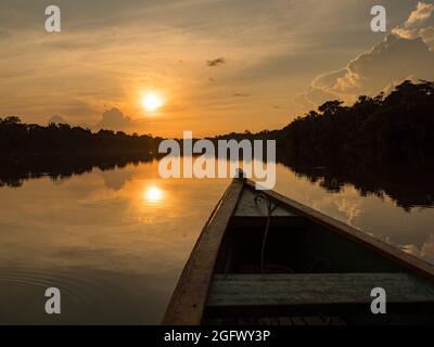 Amazonien. Blick auf den Sonnenuntergang vom Holzboot aus. Jaguar (Onza) Lagune in der Nähe des Javari River, dem Nebenfluss des Amazonas. Selva an der Grenze von Stockfoto