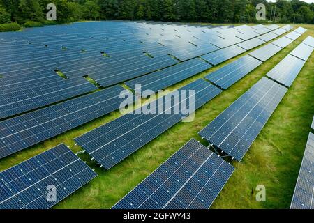 Edinburgh, Schottland, Großbritannien. August 2021. IM BILD: Die Ko-Führer der schottischen Grünen, Patrick Harvie und Lorna Slater, besuchen den Standort eines neuen Solarparks auf dem Easter Bush Campus der Universität Edinburgh, um zu diskutieren, wie das vorgeschlagene Kooperationsabkommen zwischen der Partei und der schottischen Regierung es den Grünen ermöglichen wird, eine mutige Reaktion auf die Klimakrise zu fordern. Quelle: Colin Fisher/Alamy Live News Stockfoto