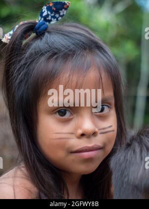 Iquitos, Peru - Dez 2019: Porträt eines Mädchens – einer Bewohnerin Perus. Bora, Nativa Bora Comunidad. Amazonien, Lateinamerika. Stockfoto