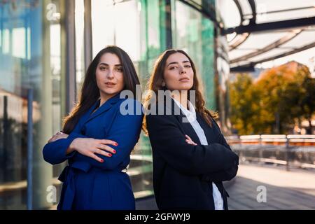 Geschäftsfrau steht zusammen Stockfoto