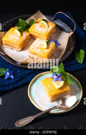 Food-Konzept hausgemachte rustikale Lemon Bar Pie auf schwarzem Hintergrund mit Kopierfläche Stockfoto