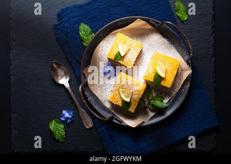 Food-Konzept hausgemachte rustikale Lemon Bar Pie auf schwarzem Hintergrund mit Kopierfläche Stockfoto