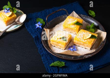 Food-Konzept hausgemachte rustikale Lemon Bar Pie auf schwarzem Hintergrund mit Kopierfläche Stockfoto