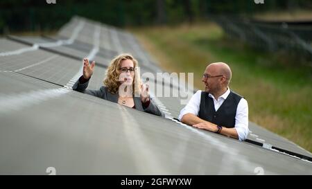 Edinburgh, Schottland, Großbritannien. August 2021. IM BILD: Die Ko-Führer der schottischen Grünen, Patrick Harvie und Lorna Slater, besuchen den Standort eines neuen Solarparks auf dem Easter Bush Campus der Universität Edinburgh, um zu diskutieren, wie das vorgeschlagene Kooperationsabkommen zwischen der Partei und der schottischen Regierung es den Grünen ermöglichen wird, eine mutige Reaktion auf die Klimakrise zu fordern. Quelle: Colin Fisher/Alamy Live News Stockfoto