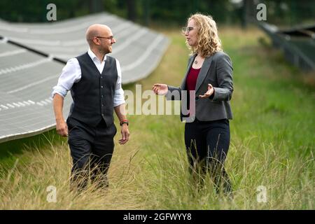 Edinburgh, Schottland, Großbritannien. August 2021. IM BILD: Die Ko-Führer der schottischen Grünen, Patrick Harvie und Lorna Slater, besuchen den Standort eines neuen Solarparks auf dem Easter Bush Campus der Universität Edinburgh, um zu diskutieren, wie das vorgeschlagene Kooperationsabkommen zwischen der Partei und der schottischen Regierung es den Grünen ermöglichen wird, eine mutige Reaktion auf die Klimakrise zu fordern. Quelle: Colin Fisher/Alamy Live News Stockfoto