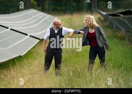 Edinburgh, Schottland, Großbritannien. August 2021. IM BILD: Die Ko-Führer der schottischen Grünen, Patrick Harvie und Lorna Slater, besuchen den Standort eines neuen Solarparks auf dem Easter Bush Campus der Universität Edinburgh, um zu diskutieren, wie das vorgeschlagene Kooperationsabkommen zwischen der Partei und der schottischen Regierung es den Grünen ermöglichen wird, eine mutige Reaktion auf die Klimakrise zu fordern. Quelle: Colin Fisher/Alamy Live News Stockfoto