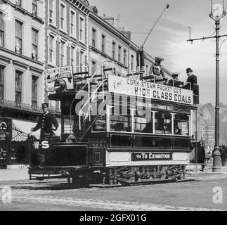 Ein Blick aus dem frühen 20. Jahrhundert auf eine elektrische Straßenbahn, die damals als Trolley-Wagen bekannt war und sich entlang der Patrick Street im Stadtzentrum von Cork aufmachte. Betrieben von der Cork Electric Tramways and Lighting Company liefen sie von 1898 bis 1931 ein Opfer der zunehmenden Popularität von Busdiensten. Stockfoto