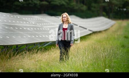 Edinburgh, Schottland, Großbritannien. August 2021. IM BILD: Die Ko-Führer der schottischen Grünen, Patrick Harvie und Lorna Slater, besuchen den Standort eines neuen Solarparks auf dem Easter Bush Campus der Universität Edinburgh, um zu diskutieren, wie das vorgeschlagene Kooperationsabkommen zwischen der Partei und der schottischen Regierung es den Grünen ermöglichen wird, eine mutige Reaktion auf die Klimakrise zu fordern. Quelle: Colin Fisher/Alamy Live News Stockfoto