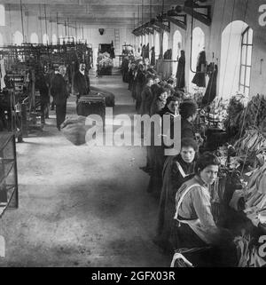 Das Innere einer Strumpfwaren- und Leinenfabrik aus dem frühen 20. Jahrhundert in der Region Balbriggan, County Meath, Irland. Es war ein Geschäft, das in der Gegend seit etwa zweihundertfünfzig Jahren gewesen war. Stockfoto