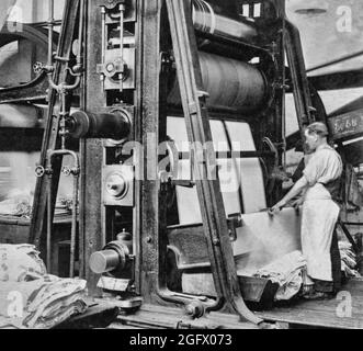 Anfang des 20. Jahrhunderts riesige Rollen in einer irischen Leinenfabrik in Belfast, Nordirland. Ab dem 17. Jahrhundert produzierte Ulster Leinsamen höchster Qualität, als Louis Crommelin – ein französischer Leinenweber – 1685 von William, Prinz von Orange, nach Nordirland eingeladen wurde, um die irische Leinenindustrie zu reformieren. Ende des 18. Jahrhunderts wurde Belfast während der Industriellen Revolution zum größten Leinenproduzenten der Welt, was dazu führte, dass die Stadt den Spitznamen ‘Linenopolis’ erhielt. Stockfoto