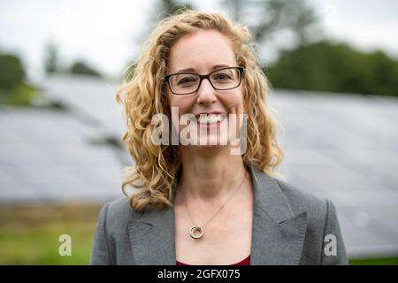 Edinburgh, Schottland, Großbritannien. August 2021. IM BILD: Die Ko-Führer der schottischen Grünen, Patrick Harvie und Lorna Slater, besuchen den Standort eines neuen Solarparks auf dem Easter Bush Campus der Universität Edinburgh, um zu diskutieren, wie das vorgeschlagene Kooperationsabkommen zwischen der Partei und der schottischen Regierung es den Grünen ermöglichen wird, eine mutige Reaktion auf die Klimakrise zu fordern. Quelle: Colin Fisher/Alamy Live News Stockfoto