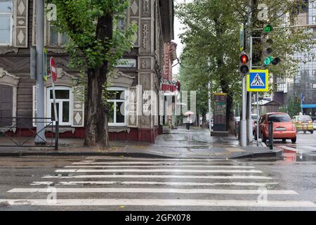 Russland, Irkutsk-30. Juli 2021. Stadtstraße bei regnerischem Wetter, Leitartikel. Stockfoto