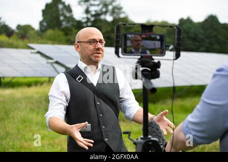 Edinburgh, Schottland, Großbritannien. August 2021. IM BILD: Die Ko-Führer der schottischen Grünen, Patrick Harvie und Lorna Slater, besuchen den Standort eines neuen Solarparks auf dem Easter Bush Campus der Universität Edinburgh, um zu diskutieren, wie das vorgeschlagene Kooperationsabkommen zwischen der Partei und der schottischen Regierung es den Grünen ermöglichen wird, eine mutige Reaktion auf die Klimakrise zu fordern. Quelle: Colin Fisher/Alamy Live News Stockfoto