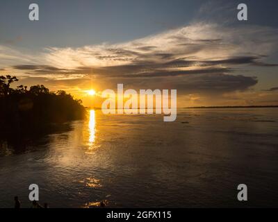 Zauberhafter Sonnenuntergang mit wunderschönen Wolken über dem Amazonas. Amazonien. Lateinamerika. Stockfoto