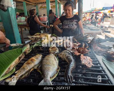 Iquitos, Peru - 2018. März: Gebackener Fisch und andere lokale Köstlichkeiten auf dem Belavista-Markt am Amazonasufer. Amazon. Südamerika Stockfoto