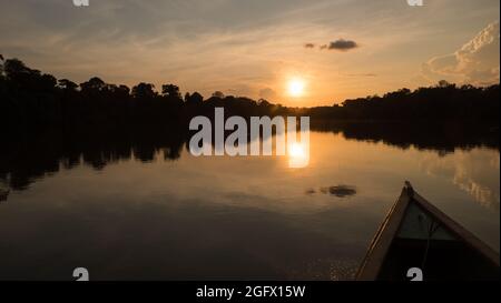 Amazonien. Blick auf den Sonnenuntergang vom Holzboot aus. Jaguar (Onza) Lagune in der Nähe des Javari River, dem Nebenfluss des Amazonas. Selva an der Grenze von Stockfoto