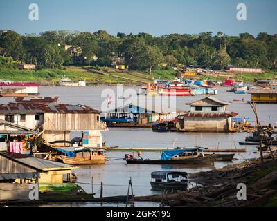 Santa Rosa, Peru, Blick nach Leticia - Sep, 2019: Schwimmende Häuser am Amazonas, während der Niedrigwassersaison, Amazonien. Selva an der Grenze zu Brasilien, PE Stockfoto