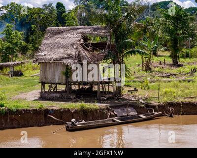 Amazonas, Peru - 13. Mai 2016: Kleines Dorf am Ufer des Amazonas. Amazonia. Südamerika. Stockfoto