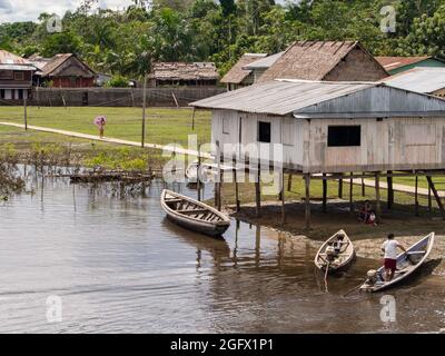 Amazonas, Peru - 13. Mai 2016: Kleines Dorf am Ufer des Amazonas. Amazonia. Südamerika. Stockfoto