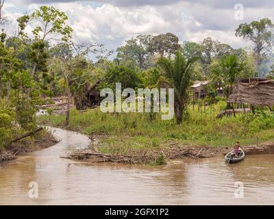 Amazonas, Peru - 13. Mai 2016: Kleines Dorf am Ufer des Amazonas. Amazonia. Südamerika. Stockfoto