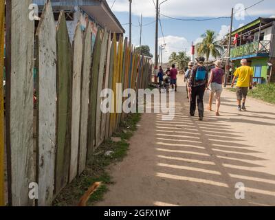 Santa Rosa, Peru - Dezember 2017: Farbenfroher Holzzaun entlang der Straße in einer kleinen Stadt am Amazonas. Amazon. Lateinamerika Stockfoto