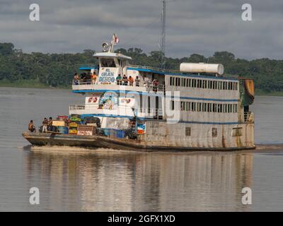 Amazonas, Peru - 12. Dez 2017: Frachtschiff mitten im Amazonas, Amazonien, Südamerika Stockfoto