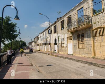 Iquitos, Peru- 14. Dezember 2017: Verfallene Kolonialhäuser mit Keramikfliesen an einer Straße in einer kleinen Stadt mitten im Amazonasdschungel, Stockfoto