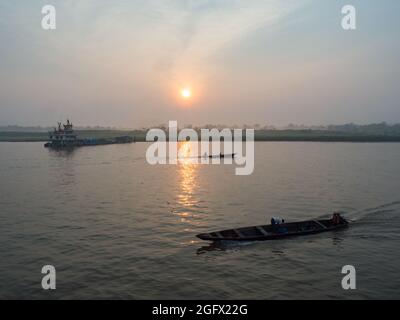 Iquitos, Brasilien - Mai, 2016: Kleines Boot mit Einheimischen auf dem Amazonas während Sonnenaufgang, Amazonien. Lateinamerika. Stockfoto