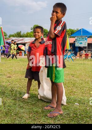 Tabatinga, Brasilien - September 2017: Porträt eines Jungen - eines Einwohners des Amazonas-Regenwaldes bei der Sonntagsfesta. Amazonien, Lateinamerika. Stockfoto