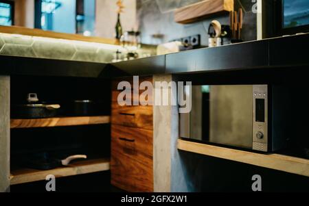 Nahaufnahme moderner Luxus-Hi-tek-Küche in Schwarz und Weiß, klares Design. Stockfoto