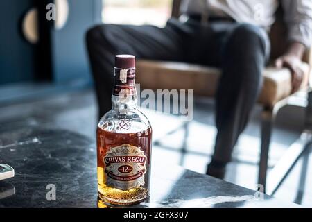 IZMIR, ALSANCAK, Türkei. August 2021. Ein Geschäftsmann sitzt in seinem Büro und auf dem Tisch steht eine Whiskey-Flasche. (Bild: © Uygar Ozel/ZUMA Press Wire) Stockfoto