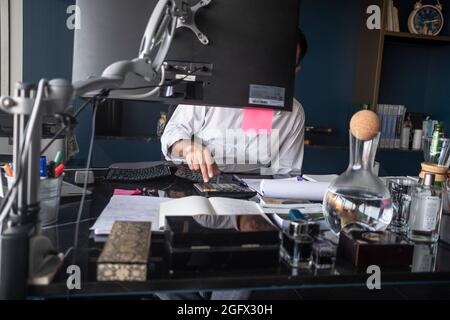 IZMIR, ALSANCAK, Türkei. August 2021. Geschäftsmann aus dem Bereich Olivenöl, der in seinem modernen Büro in Izmir, Türkei, arbeitet. Er arbeitet in seinem Büro in den Bildern. Izmir ist eine Metropole im westlichen Teil Anatoliens. Sie ist nach Istanbul und Ankara die drittbevölkerungsreichste Stadt der Türkei und nach Athen die zweitgrößte städtische Agglomeration an der Ägäis. (Bild: © Uygar Ozel/ZUMA Press Wire) Stockfoto