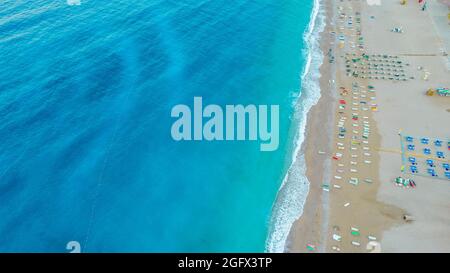 Blick von oben auf den Strand von Oludeniz mit türkisfarbenem Meer und Wellen. Oludeniz - Fethiye, Mugla, Türkei. Stockfoto