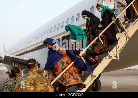 Sigonella, Italien. August 2021. US-Dienstmitglieder unterstützen afghanische Familien, die von Kabul bei der Ankunft in der Naval Air Station Sigonella am 26. August 2021 in Sigonella, Italien, evakuiert wurden. NAS Sigonella stellt im Rahmen der Operation Allies Refuge eine vorübergehende Unterkunft für Evakuierte aus Afghanistan bereit. Quelle: Planetpix/Alamy Live News Stockfoto