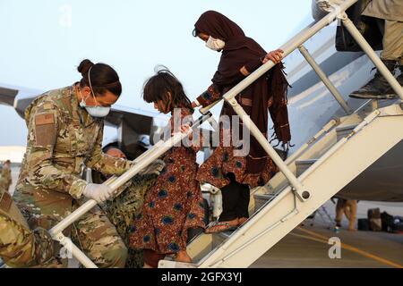 Sigonella, Italien. August 2021. US-Dienstmitglieder unterstützen eine afghanische Familie, die am 26. August 2021 in Sigonella, Italien, bei der Ankunft in der Naval Air Station Sigonella aus Kabul evakuiert wurde. NAS Sigonella stellt im Rahmen der Operation Allies Refuge eine vorübergehende Unterkunft für Evakuierte aus Afghanistan bereit. Quelle: Planetpix/Alamy Live News Stockfoto