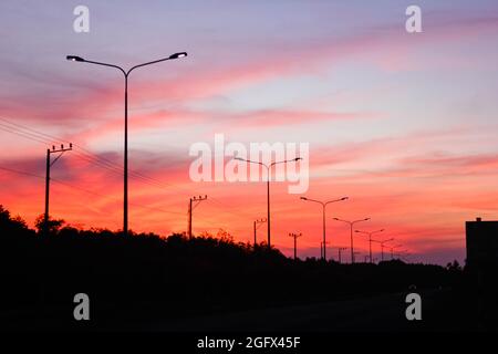 Ein Sonnenuntergang auf der Straße in Sac Wald, Can Gio Bezirk, Ho Chi Minh Stadt Stockfoto